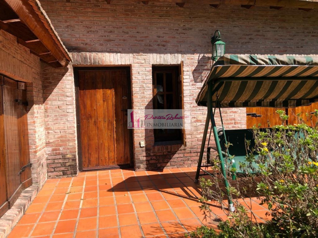 SE VENDE CASA 5 AMBIENTES CON PARQUE, PISCINA, CASA DE HUESPED GRAL. RODRIGUEZ