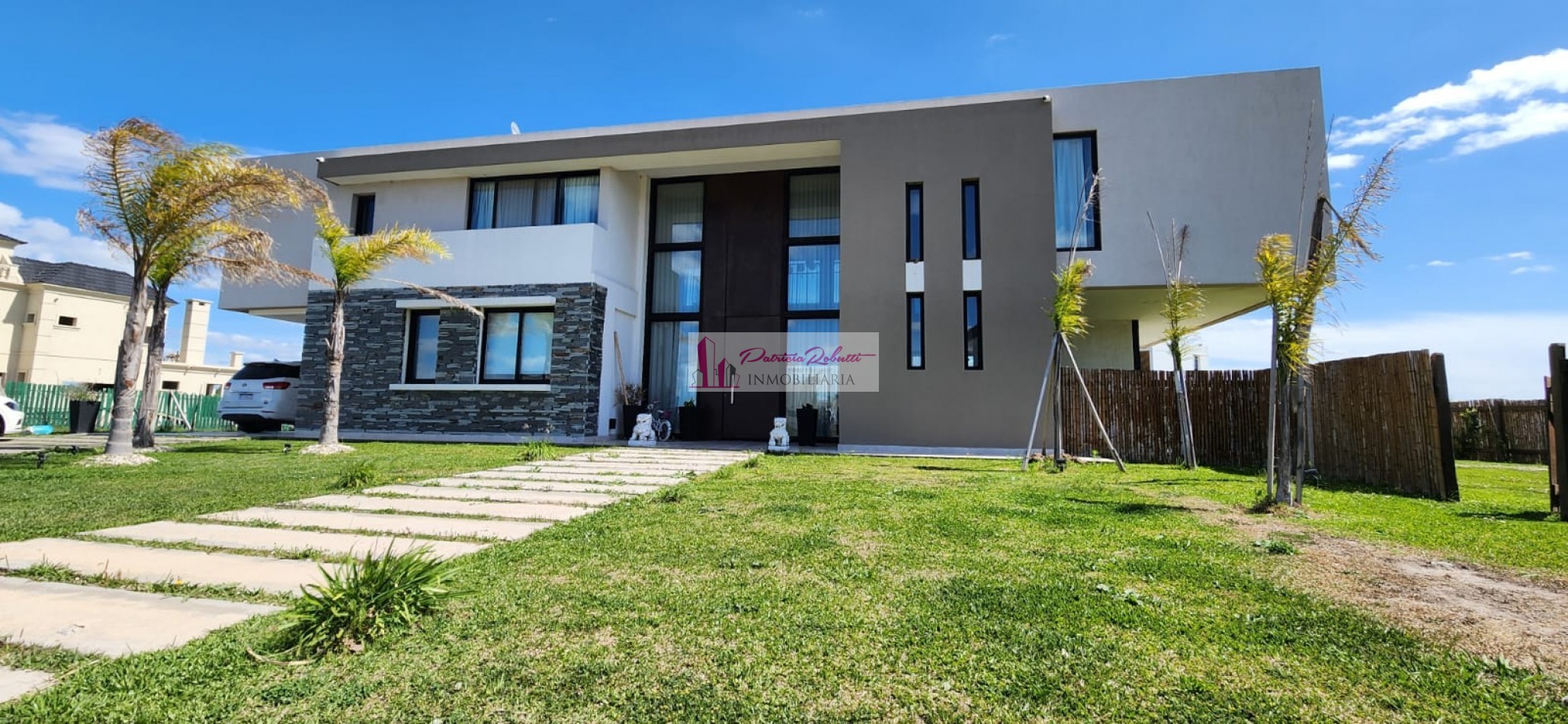 EN VENTA CASA 6 AMBIENTES CON PISCINA Y 2 COCHERAS EN BARRIO PRIVADO LAGOS DE CANNING