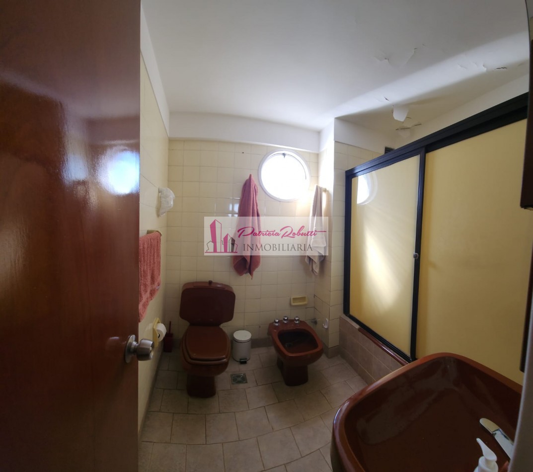 EN VENTA DEPARTAMENTO 4 AMBIENTES CON DEPENDENCIA Y COCHERA