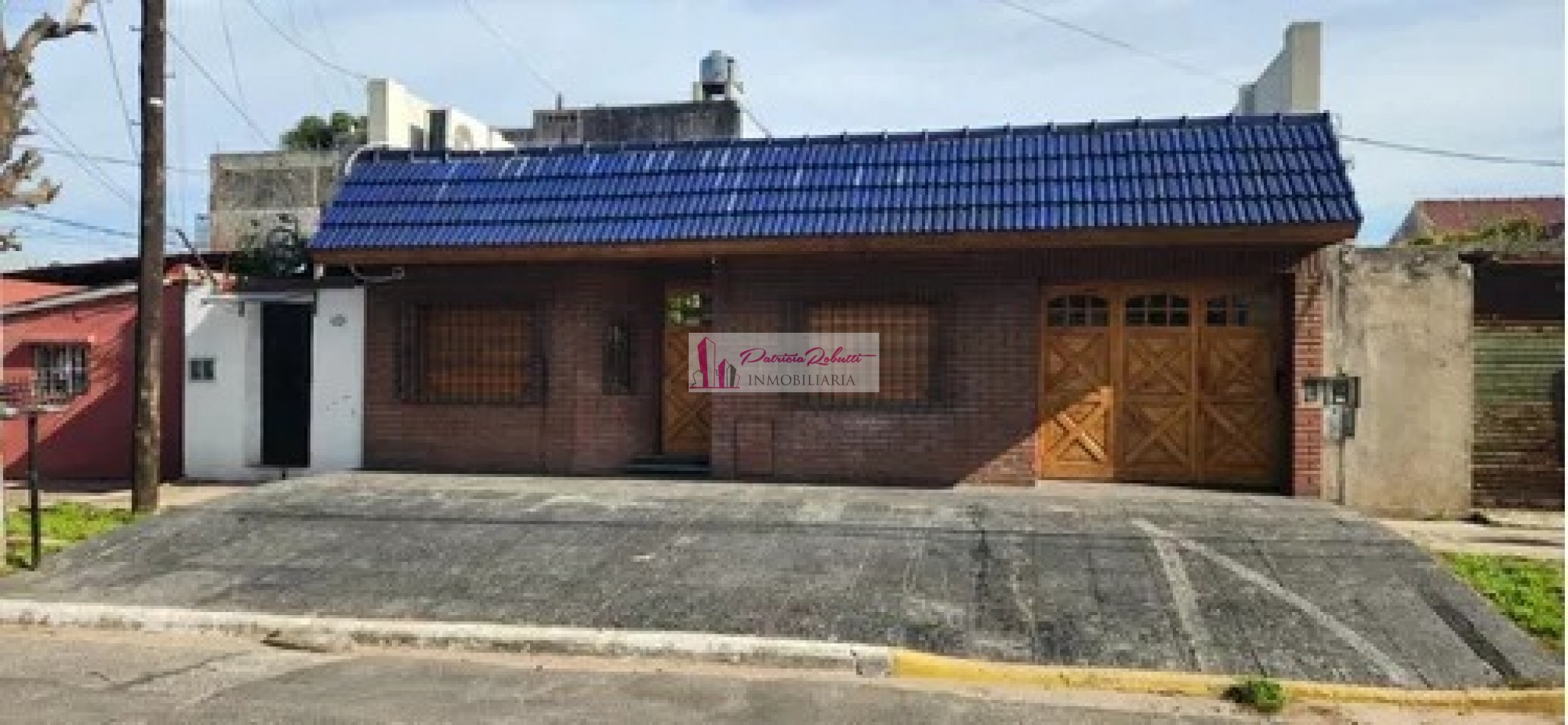 SE VENDE CASA 3 AMBIENTES CON GARAGE Y PARQUE TAPIALES