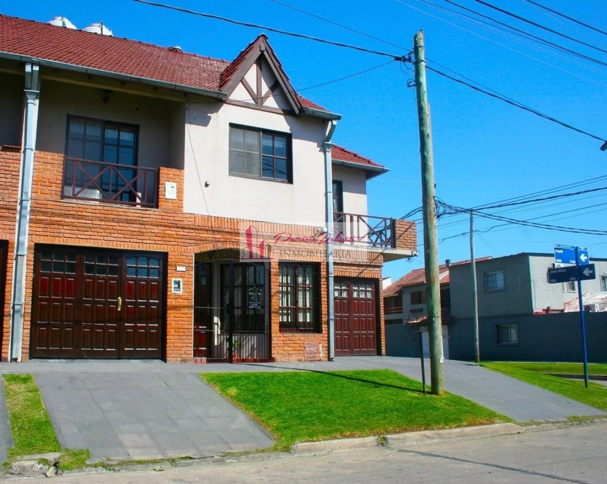 EN VENTA CASA TRIPLEX 4 AMBIENTES TAPIALES