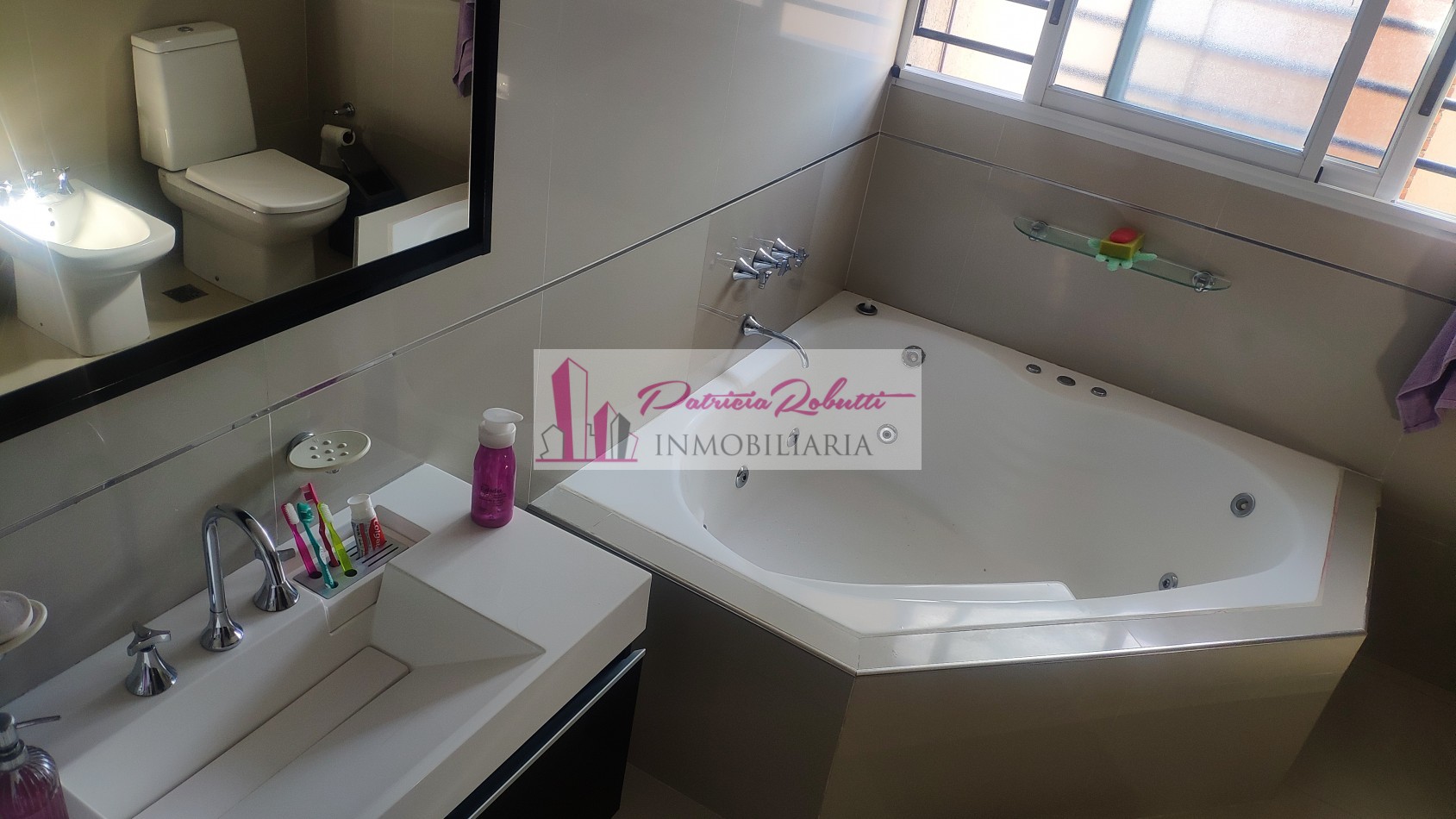 EN VENTA CASA 6 AMBIENTES EN LA TABLADA.