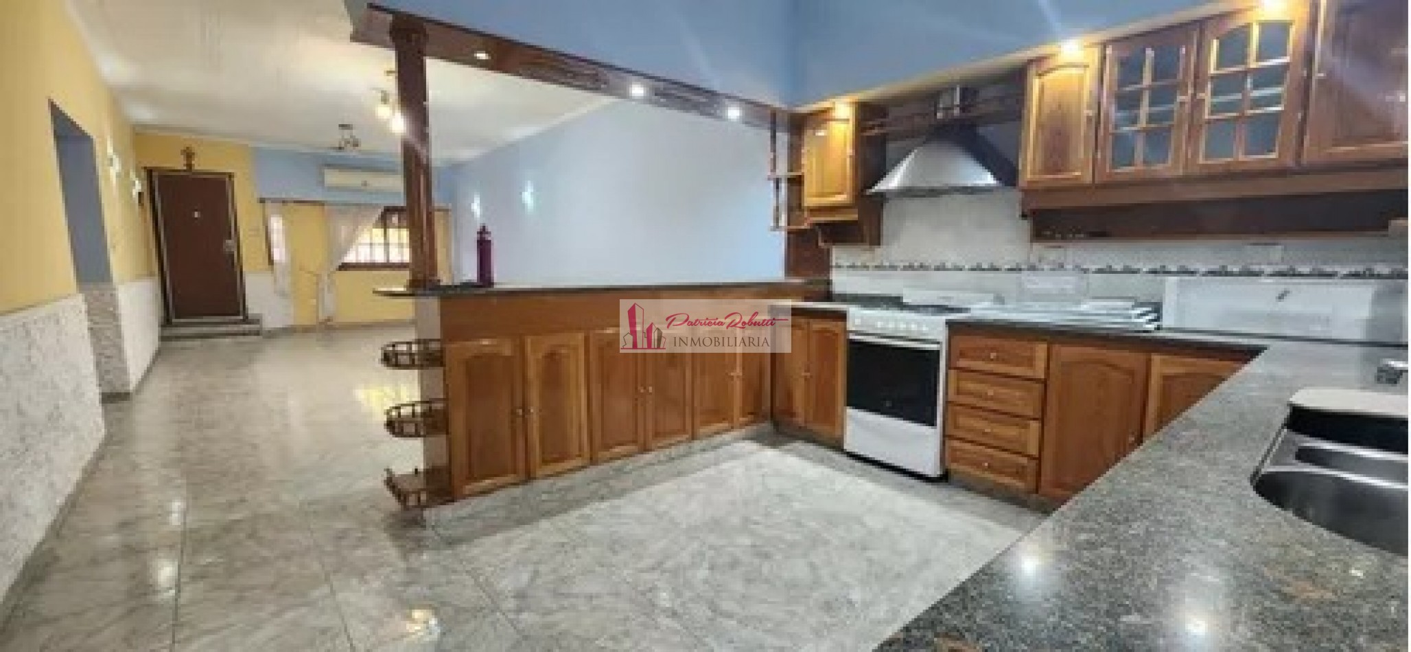 SE VENDE CASA 3 AMBIENTES CON GARAGE Y PARQUE TAPIALES