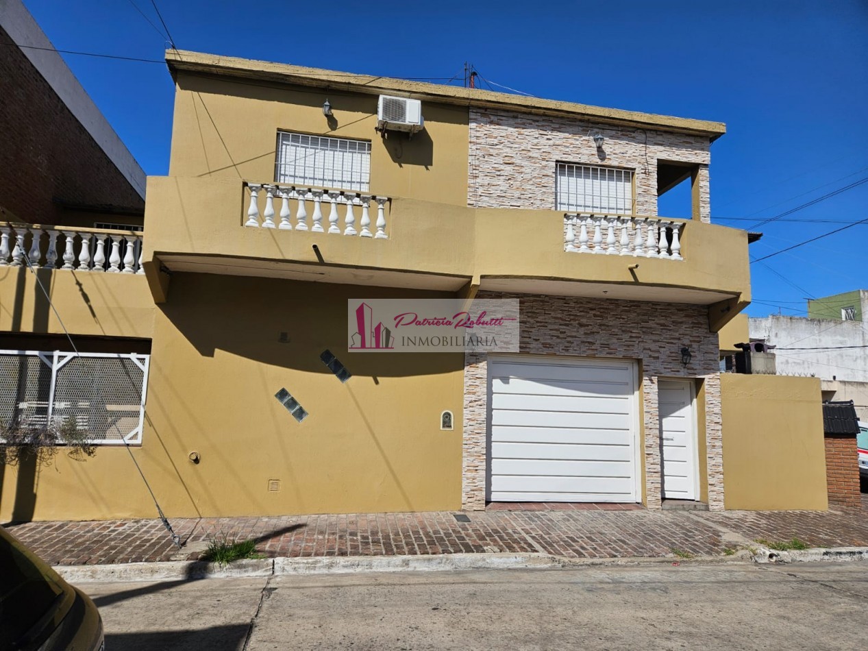 EN VENTA CASA 4 AMBIENTES CON PISCINA, PATIO, TERRAZA Y GARAGE VILLA MADERO