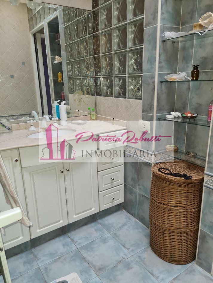 EN VENTA CASA 4 AMBIENTES EN VILLA LUGANO.