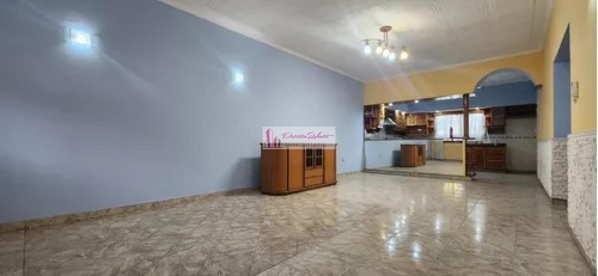 SE VENDE CASA 3 AMBIENTES CON GARAGE Y PARQUE TAPIALES