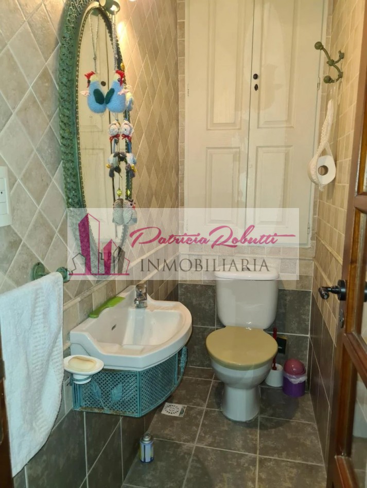 EN VENTA CASA 4 AMBIENTES EN VILLA LUGANO.