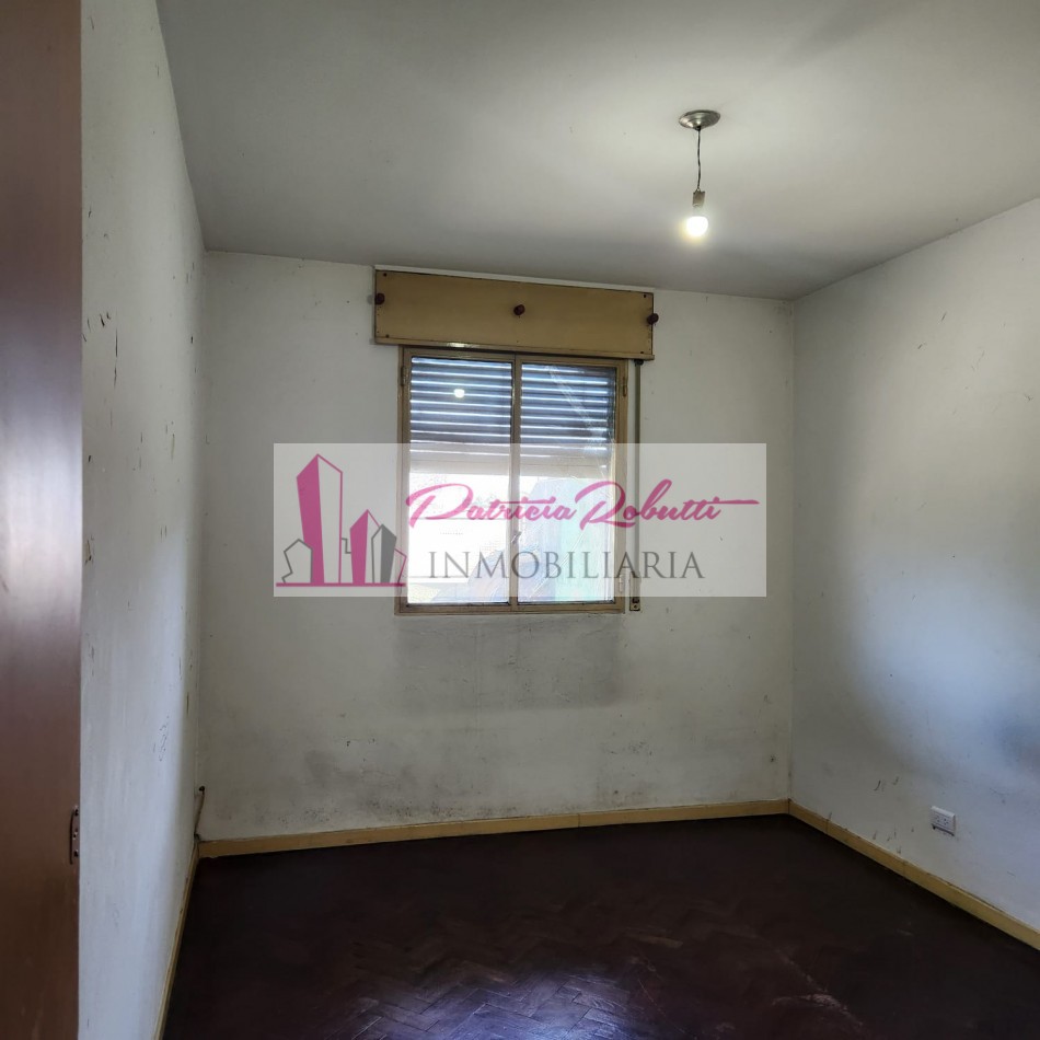 EN VENTA DEPARTAMENTO 3 AMBIENTES CON PATIO EN CENTRO COMERCIAL VILLA CELINA.