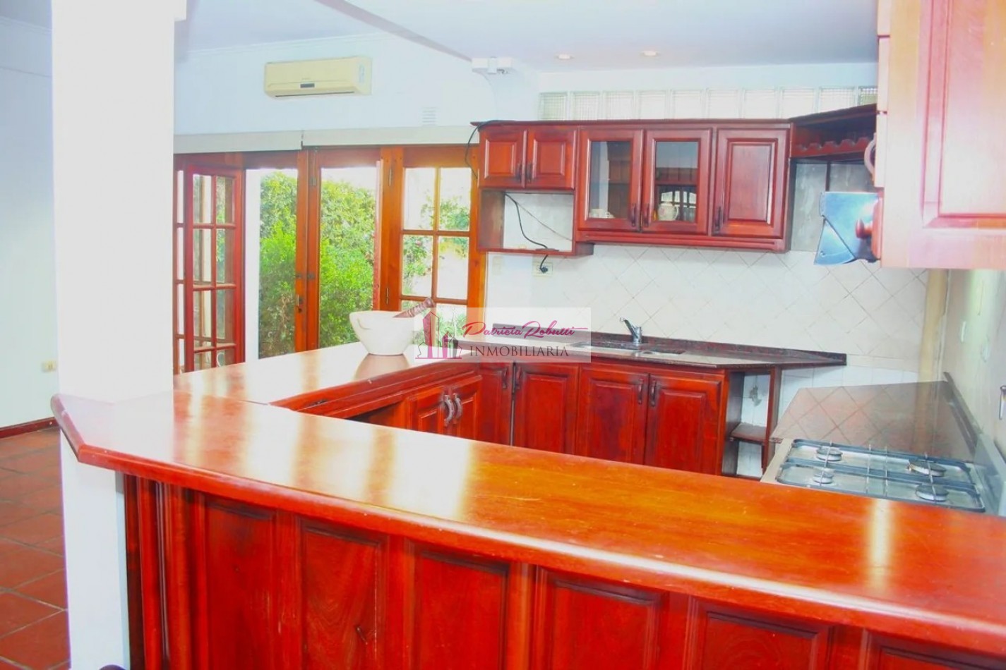 EN VENTA CASA TRIPLEX 4 AMBIENTES TAPIALES