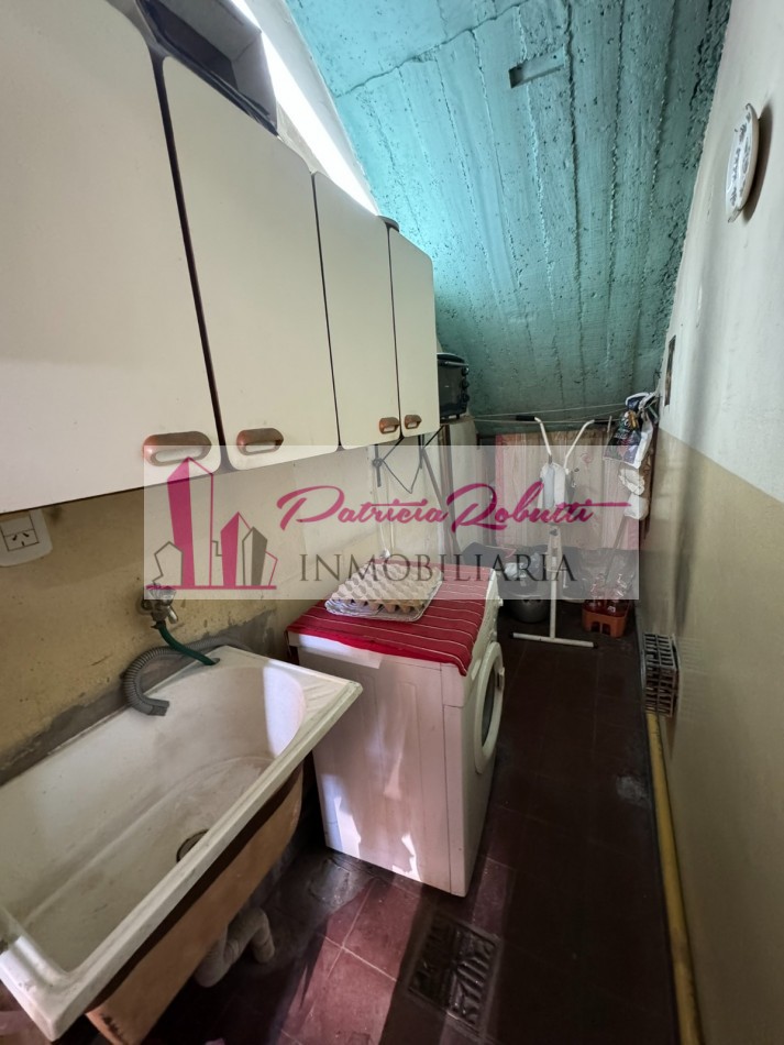 EN VENTA CASA MULTIFAMILIAR 6 AMBIENTES DISTRIBUIDA EN 2 CASAS VILLA INSUPERABLE.