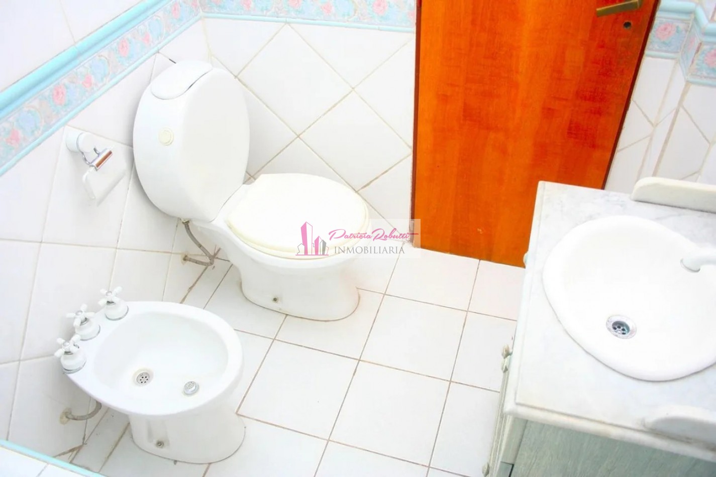 EN VENTA CASA TRIPLEX 4 AMBIENTES TAPIALES