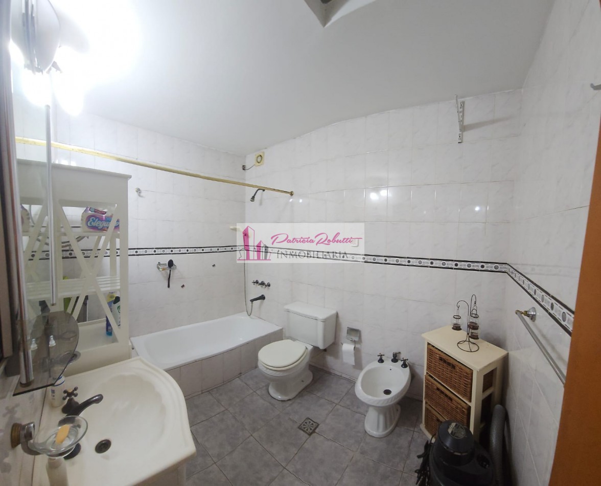 EN VENTA CASA 4 AMBIENTES CON PISCINA, PATIO, TERRAZA Y GARAGE VILLA MADERO