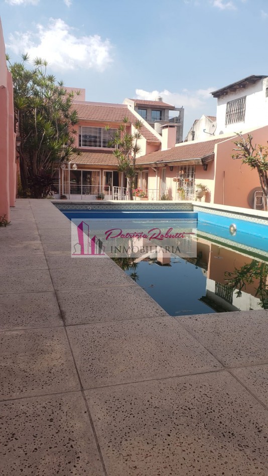SE VENDE CASA 5 AMBIENTES CON PARQUE Y PISCINA VILLA CELINA