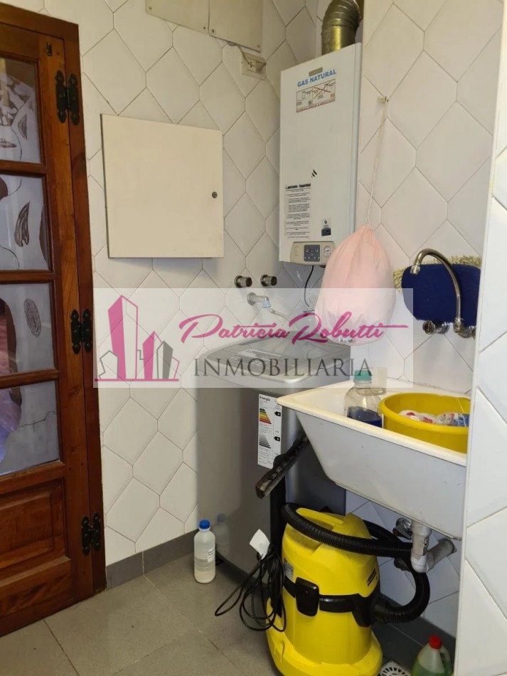 EN VENTA CASA 4 AMBIENTES EN VILLA LUGANO.