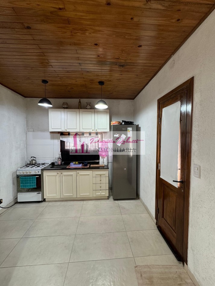 EN VENTA CASA 3 AMBIENTES CON LOTE ESTILO COLONIAL EN CAÑUELAS.