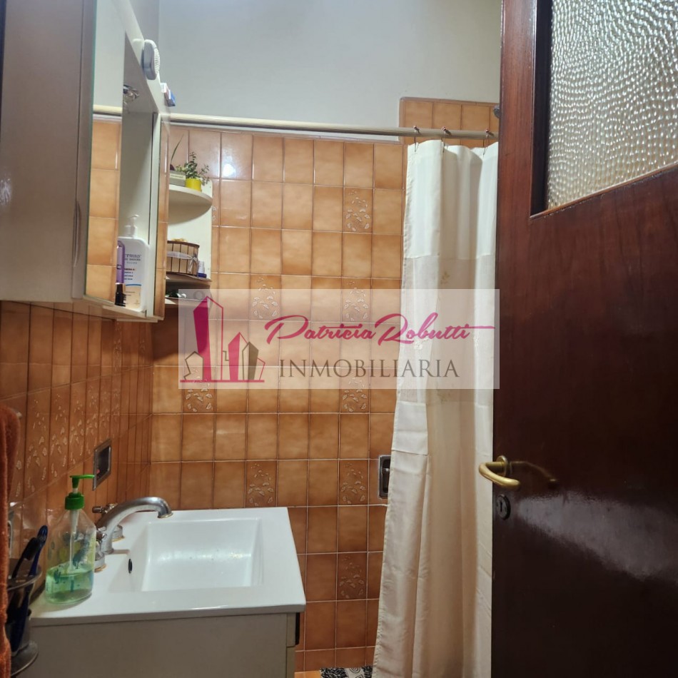 EN VENTA CASA 3 + 2 AMBIENTES EN VILLA LUGANO- LOTE 8.66 X 21.35- MULTIFAMILIAR 