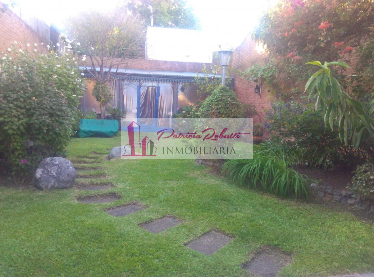 EN VENTA CASA 4 AMBIENTES EN VILLA LUGANO.