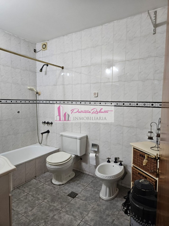 EN VENTA CASA 4 AMBIENTES CON PISCINA, PATIO, TERRAZA Y GARAGE VILLA MADERO