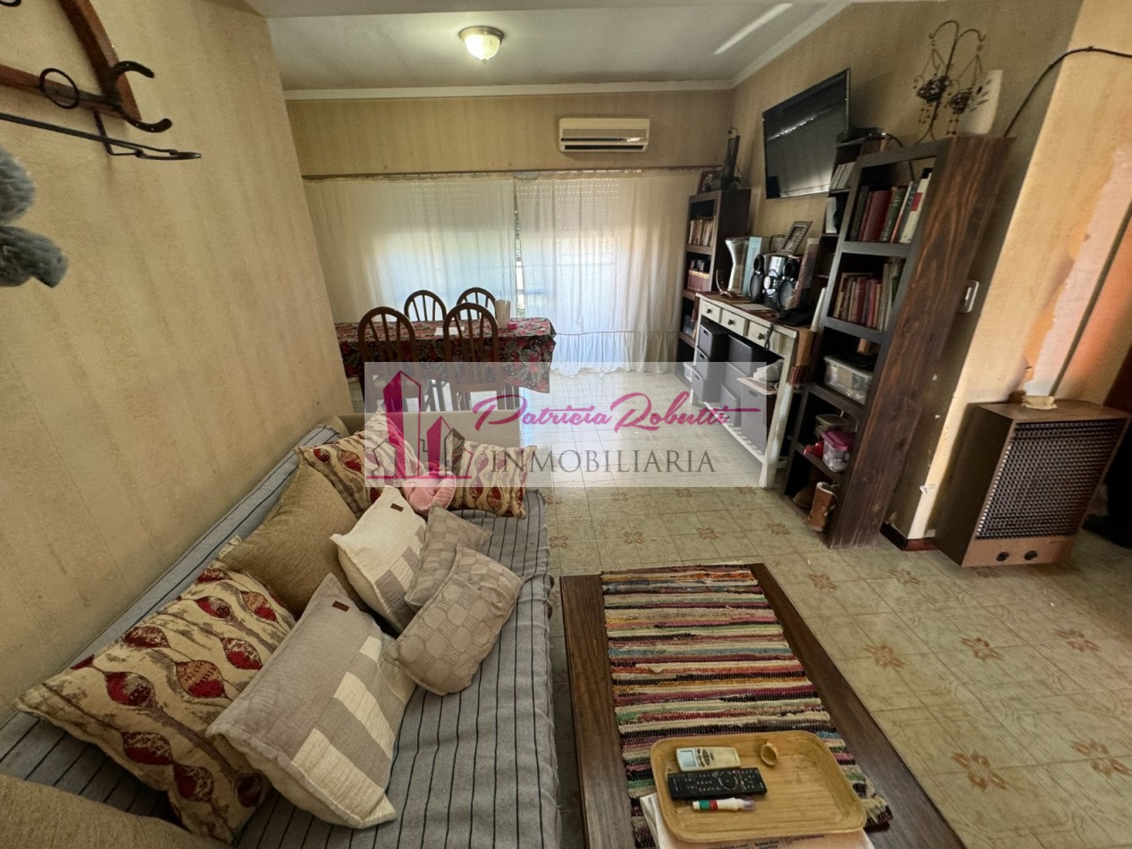 EN VENTA CASA MULTIFAMILIAR 6 AMBIENTES DISTRIBUIDA EN 2 CASAS VILLA INSUPERABLE.
