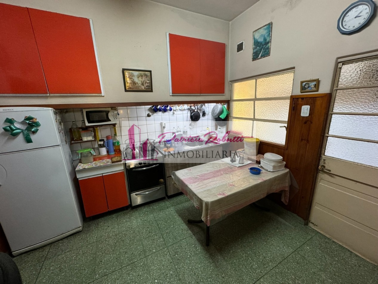EN VENTA CASA MULTIFAMILIAR 6 AMBIENTES DISTRIBUIDA EN 2 CASAS VILLA INSUPERABLE.