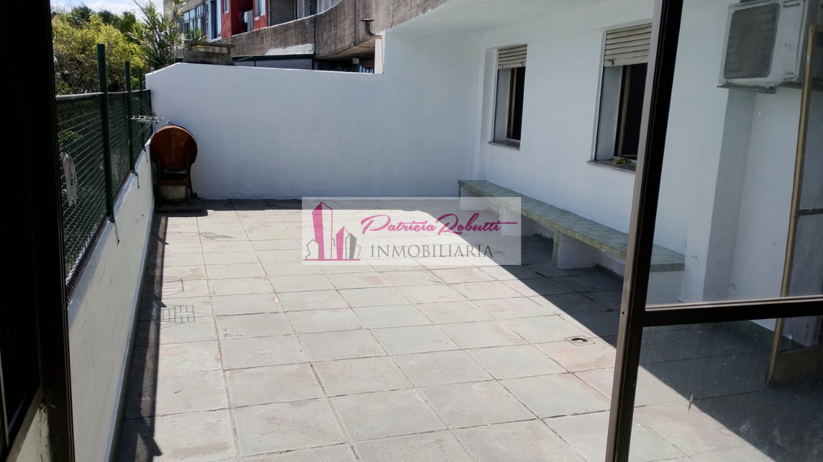 EN VENTA DEPARTAMENTO 3 AMBIENTES CON PATIO EN CENTRO COMERCIAL VILLA CELINA.