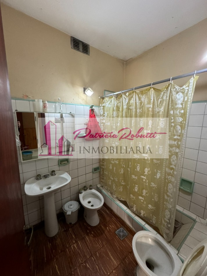EN VENTA CASA MULTIFAMILIAR 6 AMBIENTES DISTRIBUIDA EN 2 CASAS VILLA INSUPERABLE.