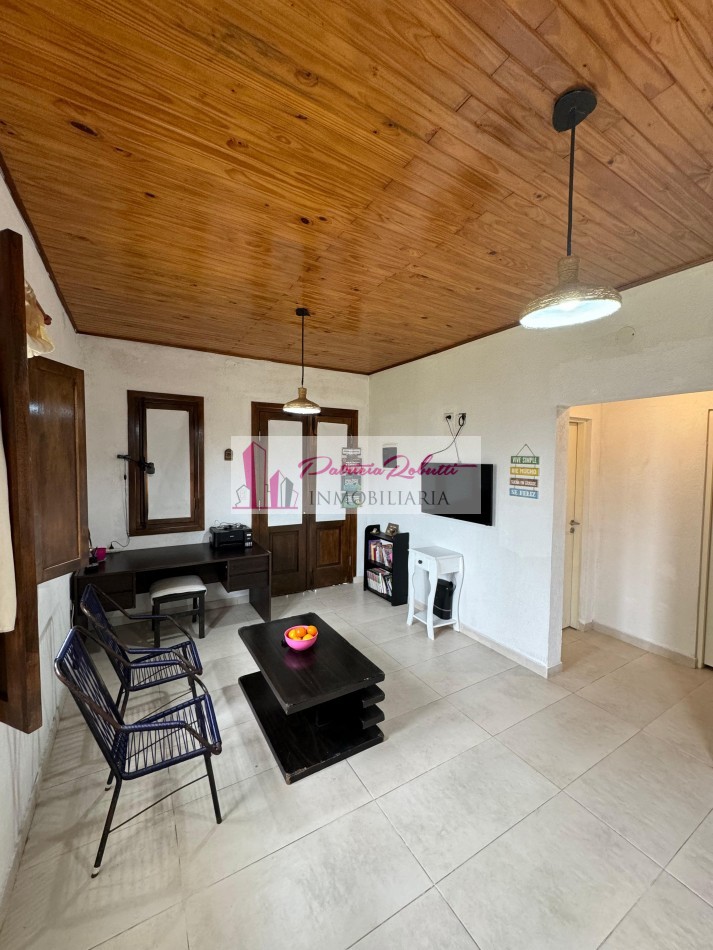 EN VENTA CASA 3 AMBIENTES CON LOTE ESTILO COLONIAL EN CAÑUELAS.