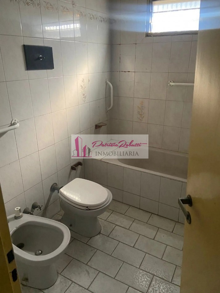 EN VENTA CASA 6 AMBIENTES A REFACCIONAR EN FLORES