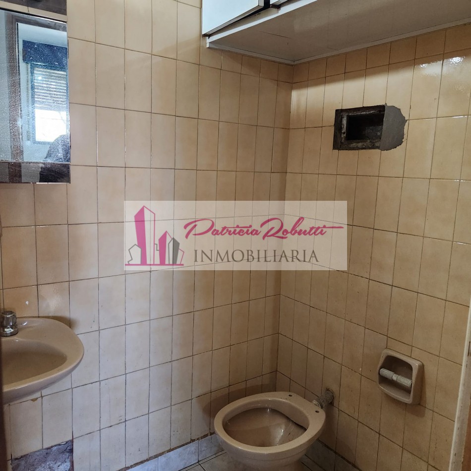 EN VENTA DEPARTAMENTO 3 AMBIENTES CON PATIO EN CENTRO COMERCIAL VILLA CELINA.