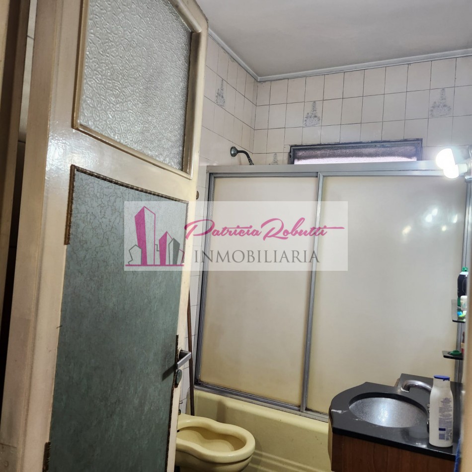 EN VENTA CASA 5 AMBIENTES CON GARAGE Y PARQUE EN VILLA LUGANO- LOTE 8.66 X 31 OPORTUNIDAD!!