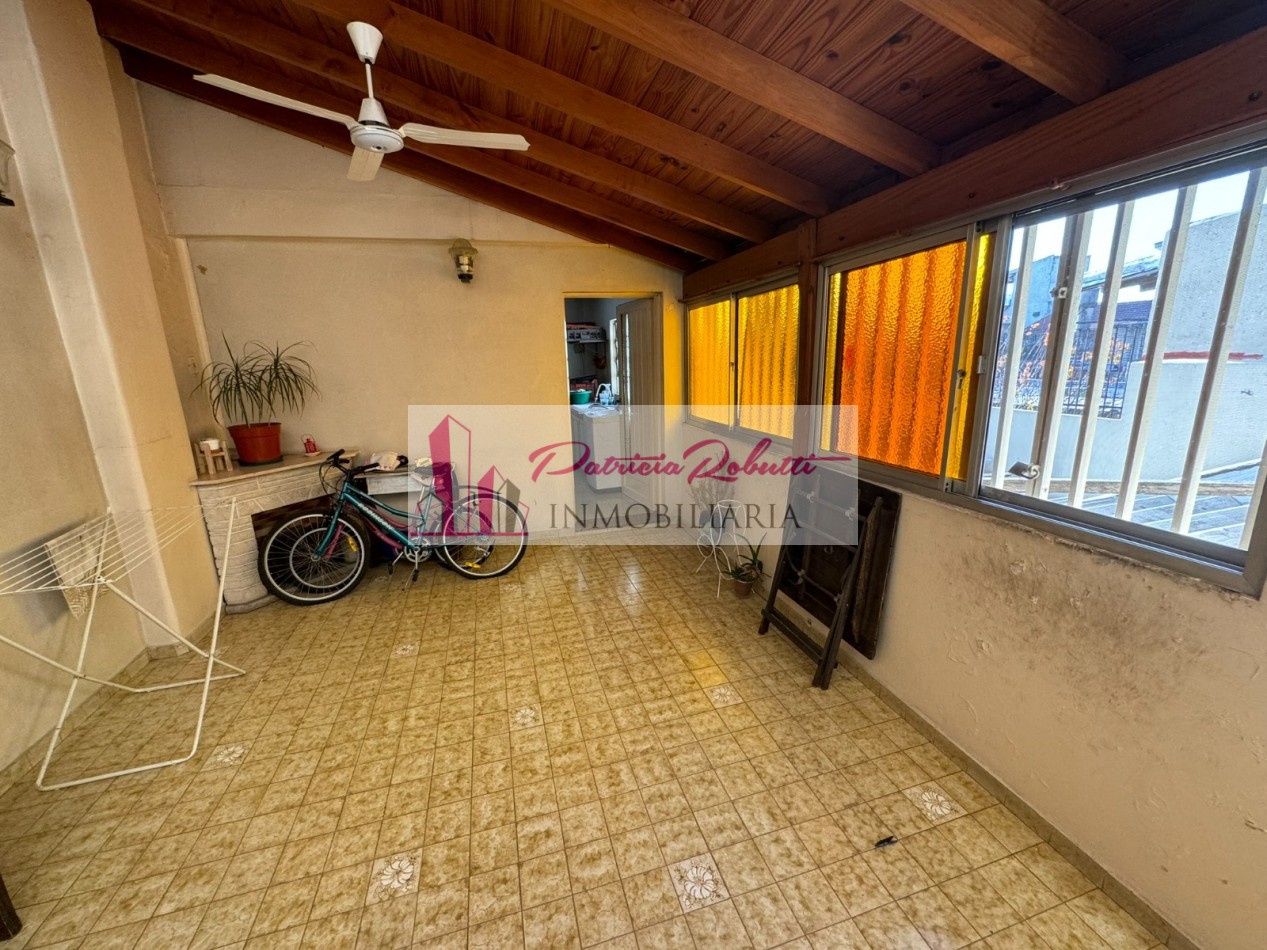 EN VENTA CASA MULTIFAMILIAR 6 AMBIENTES DISTRIBUIDA EN 2 CASAS VILLA INSUPERABLE.