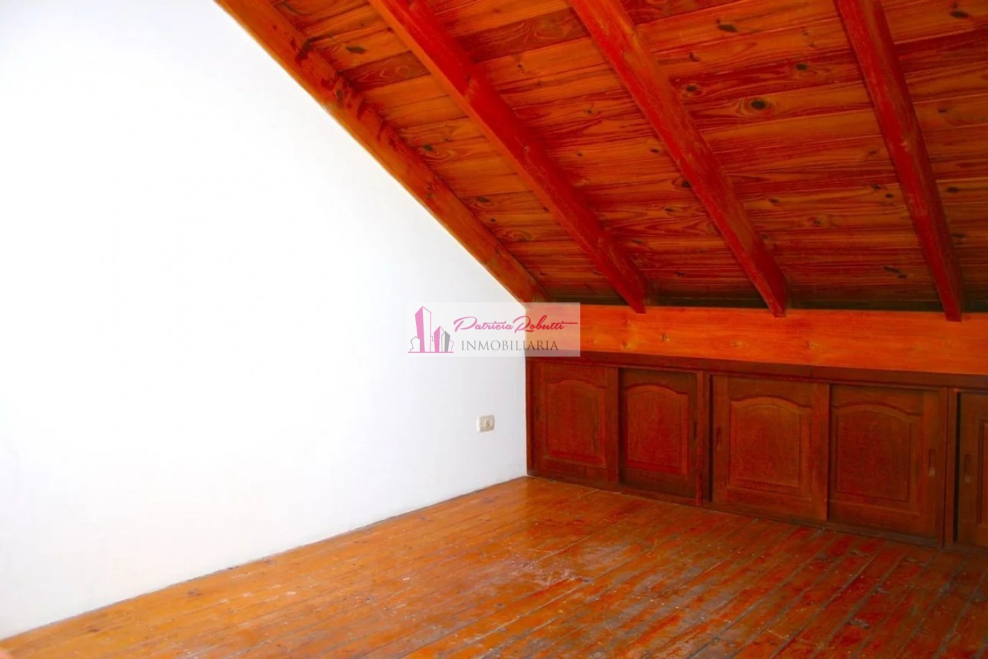 EN VENTA CASA TRIPLEX 4 AMBIENTES TAPIALES