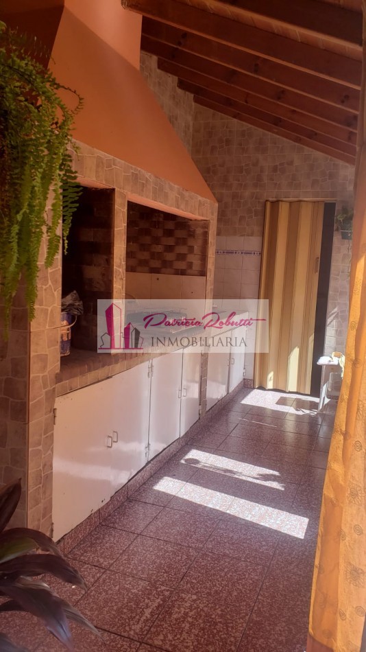 SE VENDE CASA 5 AMBIENTES CON PARQUE Y PISCINA VILLA CELINA