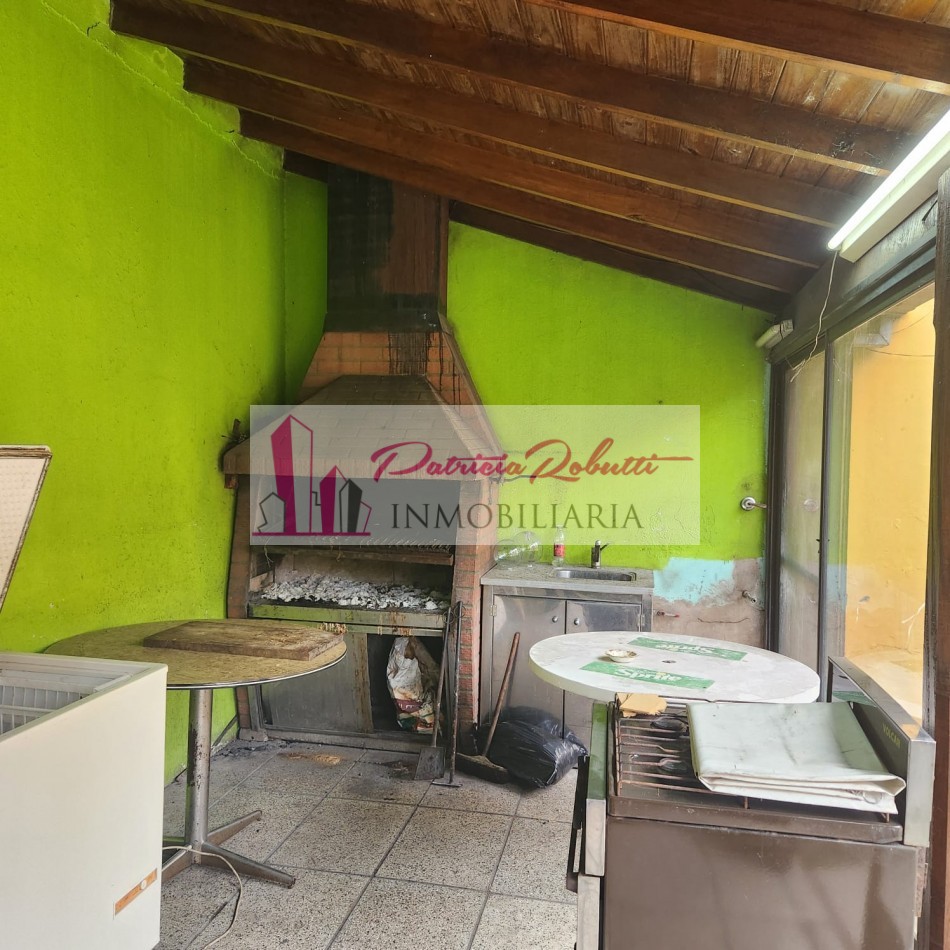 EN VENTA CASA 5 AMBIENTES CON GARAGE Y PARQUE EN VILLA LUGANO- LOTE 8.66 X 31 OPORTUNIDAD!!
