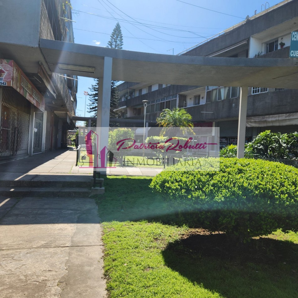 EN VENTA DEPARTAMENTO 3 AMBIENTES CON PATIO EN CENTRO COMERCIAL VILLA CELINA.