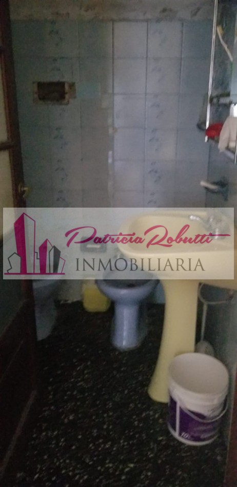 EN VENTA CASA 4 AMBIENTES EN VILLA LUGANO.