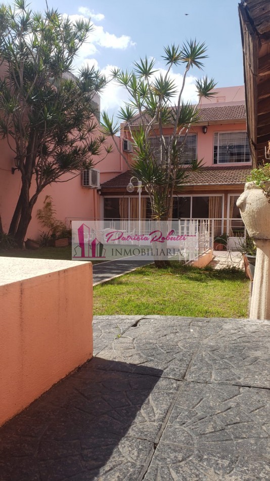 SE VENDE CASA 5 AMBIENTES CON PARQUE Y PISCINA VILLA CELINA