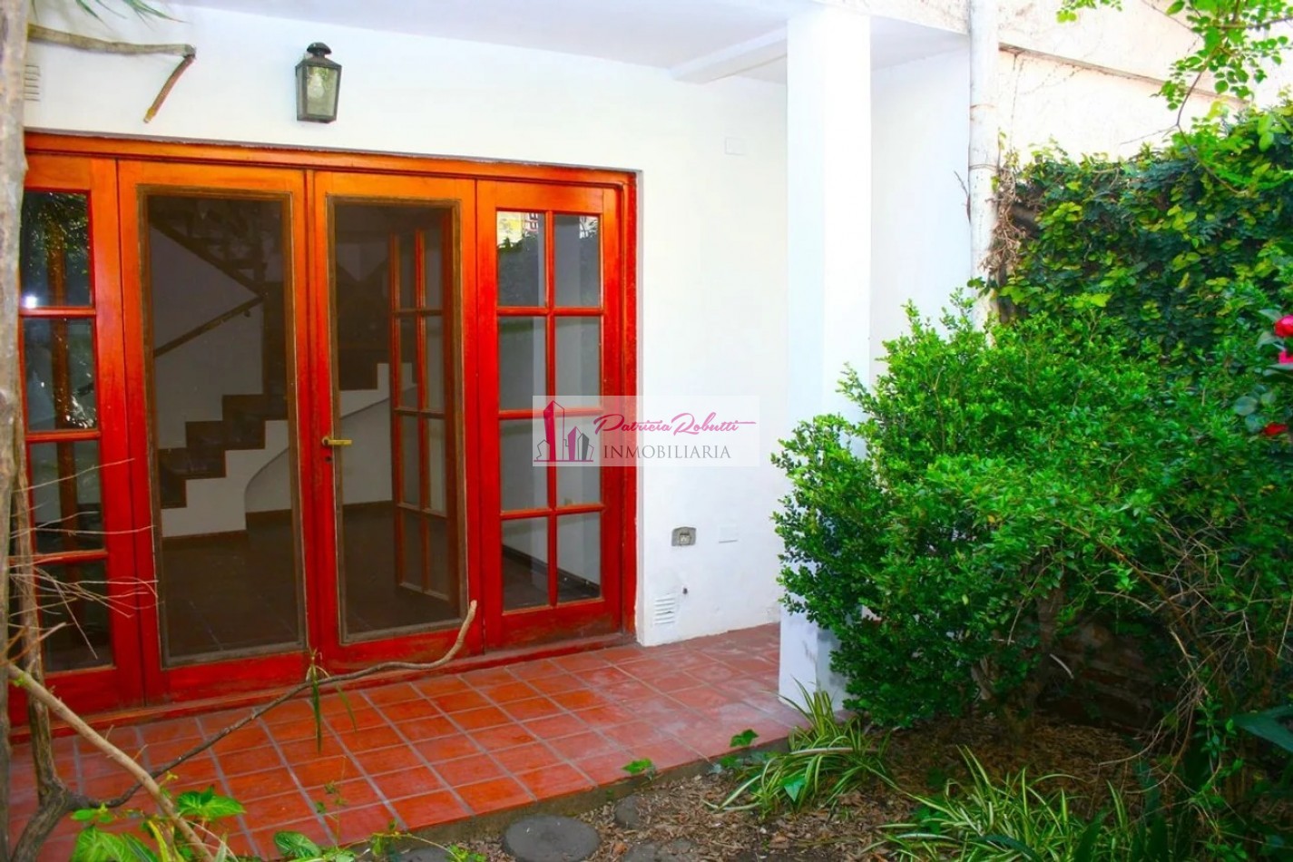 EN VENTA CASA TRIPLEX 4 AMBIENTES TAPIALES
