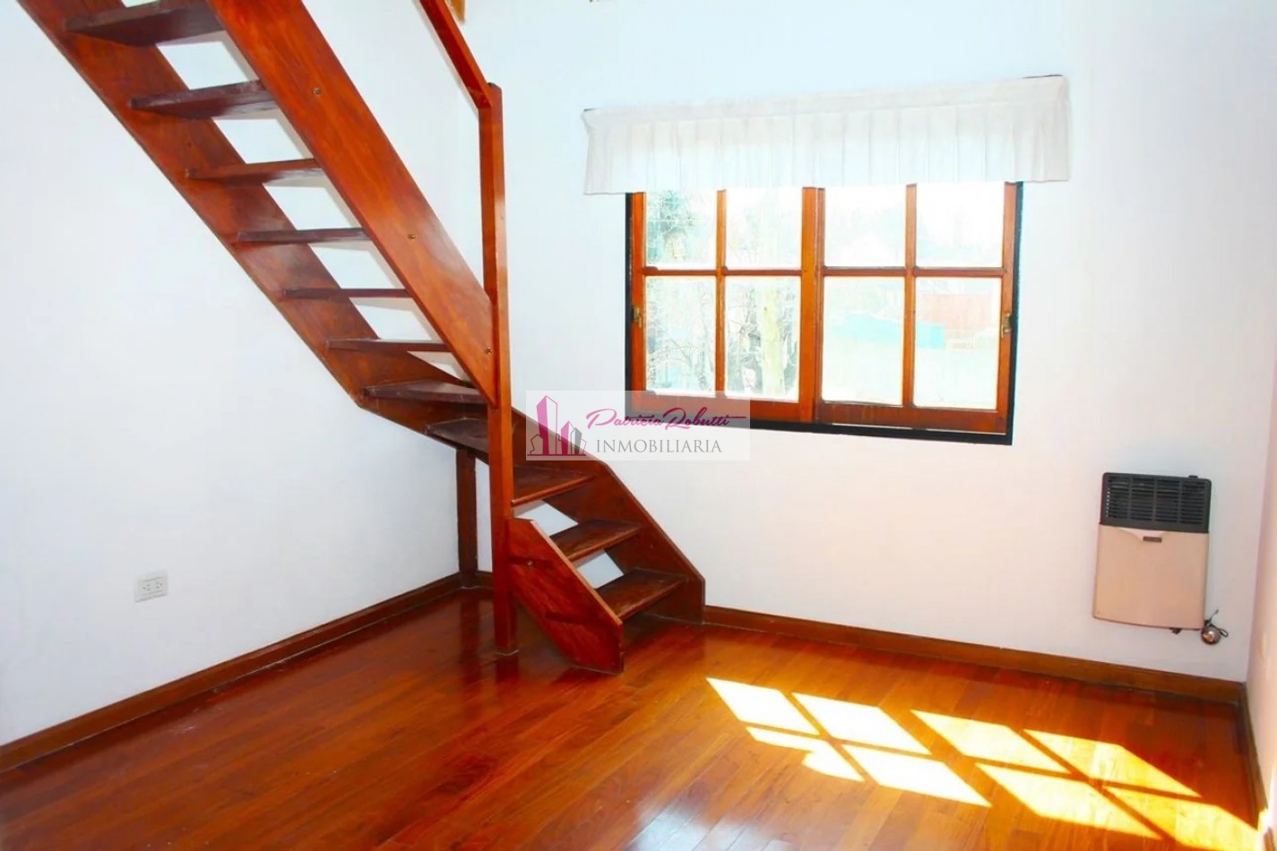 EN VENTA CASA TRIPLEX 4 AMBIENTES TAPIALES