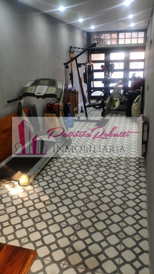 EN VENTA CASA 6 AMBIENTES EN LA TABLADA.