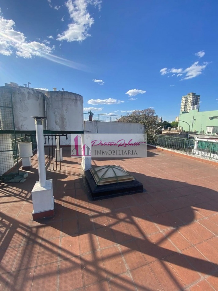EN VENTA CASA 6 AMBIENTES A REFACCIONAR EN FLORES