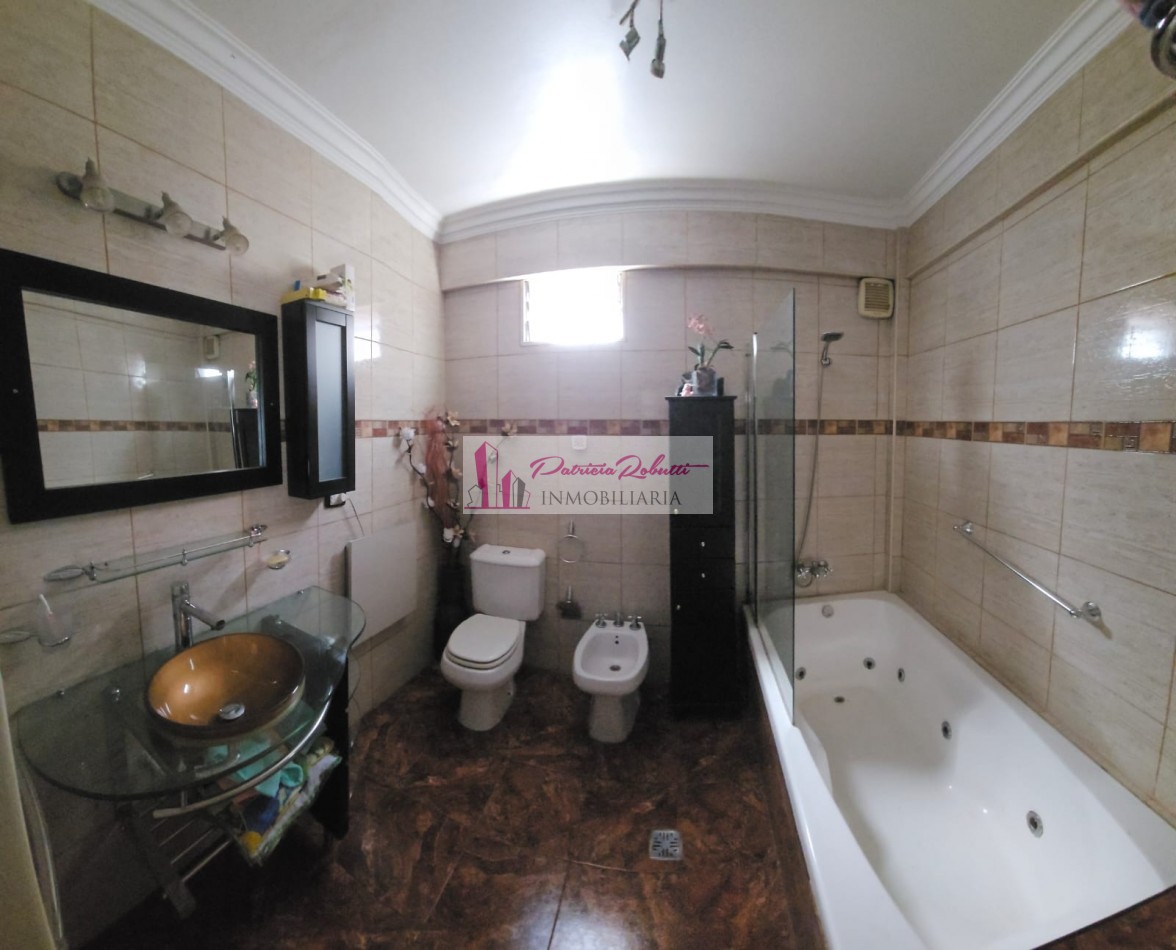 EN VENTA CASA 4 AMBIENTES CON PISCINA, PATIO, TERRAZA Y GARAGE VILLA MADERO