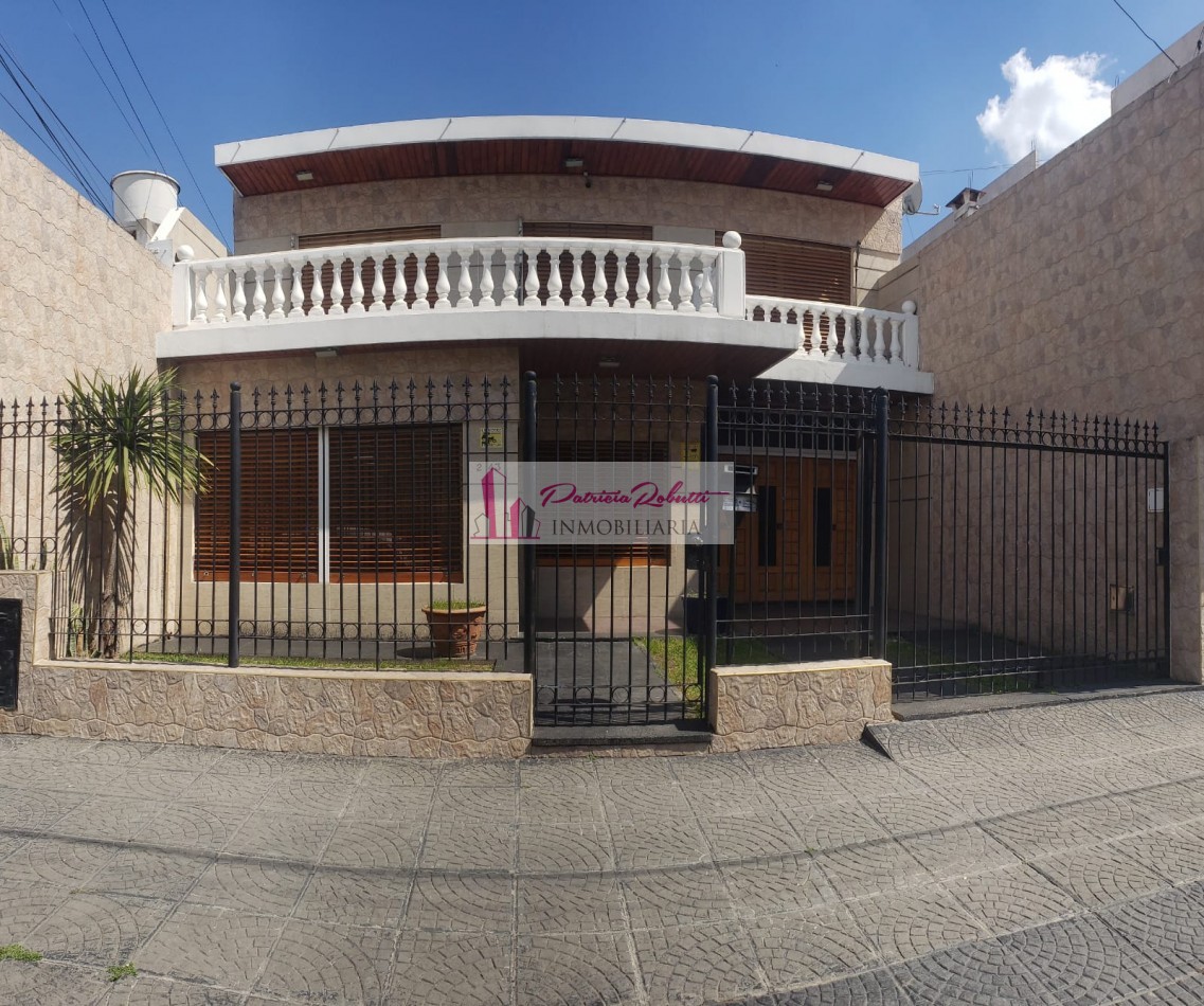 SE VENDE CASA 5 AMBIENTES CON PARQUE Y PISCINA VILLA CELINA