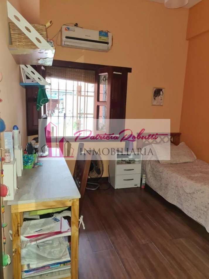 EN VENTA CASA 4 AMBIENTES EN VILLA LUGANO.