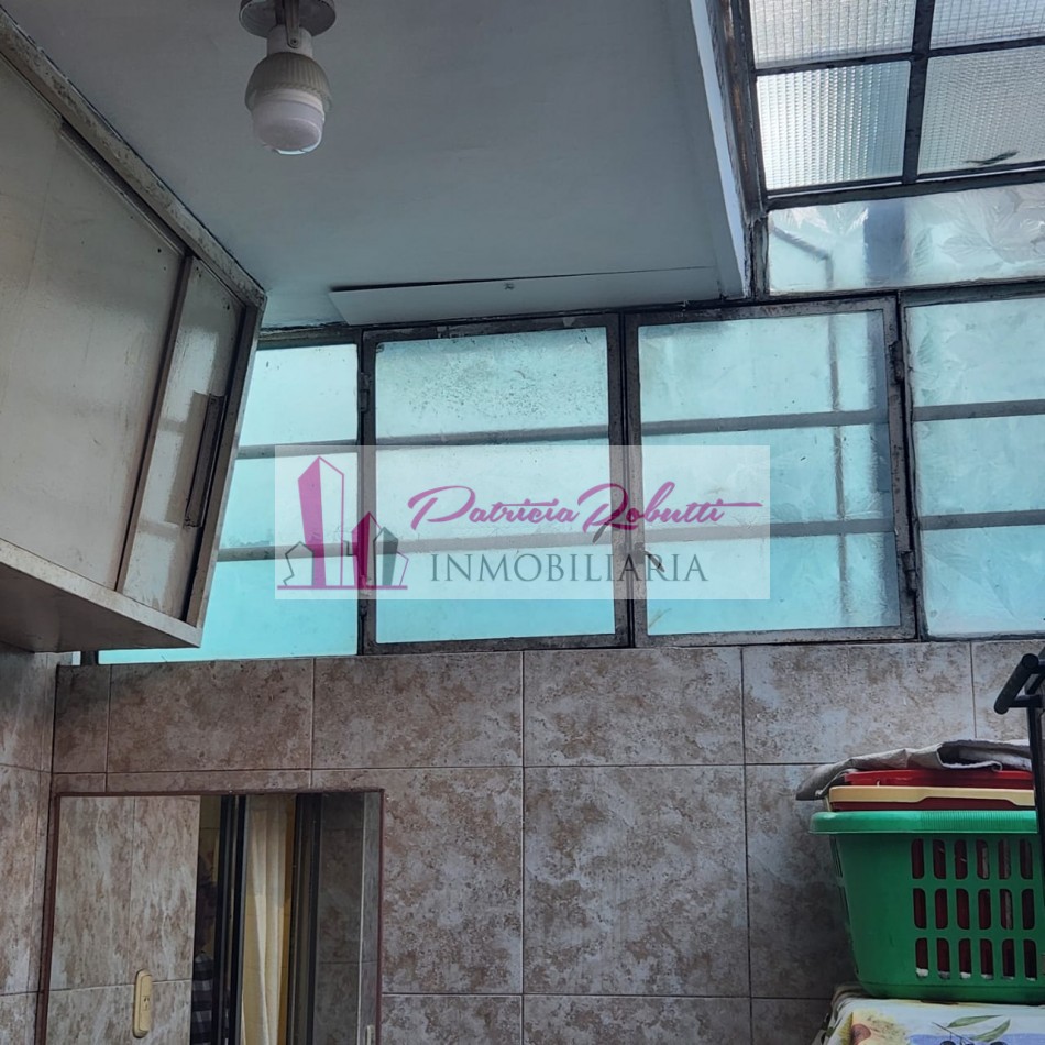 EN VENTA CASA 3 + 2 AMBIENTES EN VILLA LUGANO- LOTE 8.66 X 21.35- MULTIFAMILIAR 