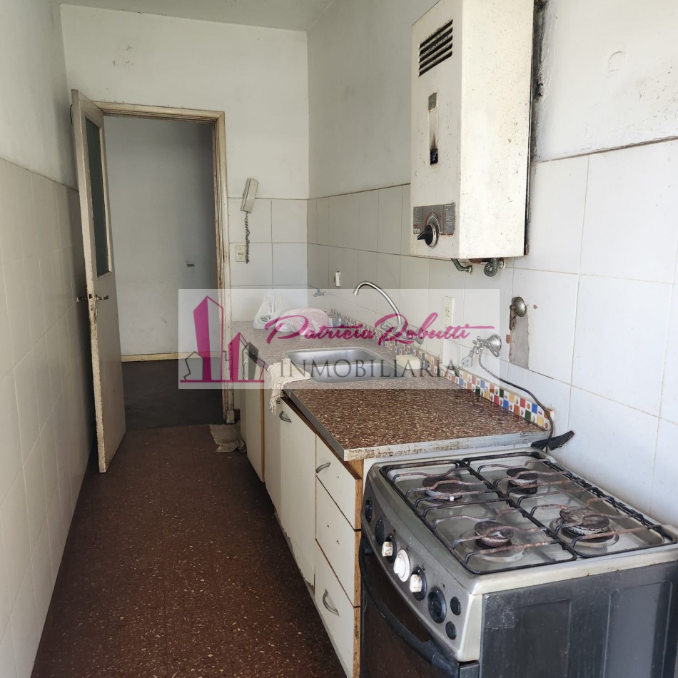 EN VENTA DEPARTAMENTO 3 AMBIENTES CON PATIO EN CENTRO COMERCIAL VILLA CELINA.