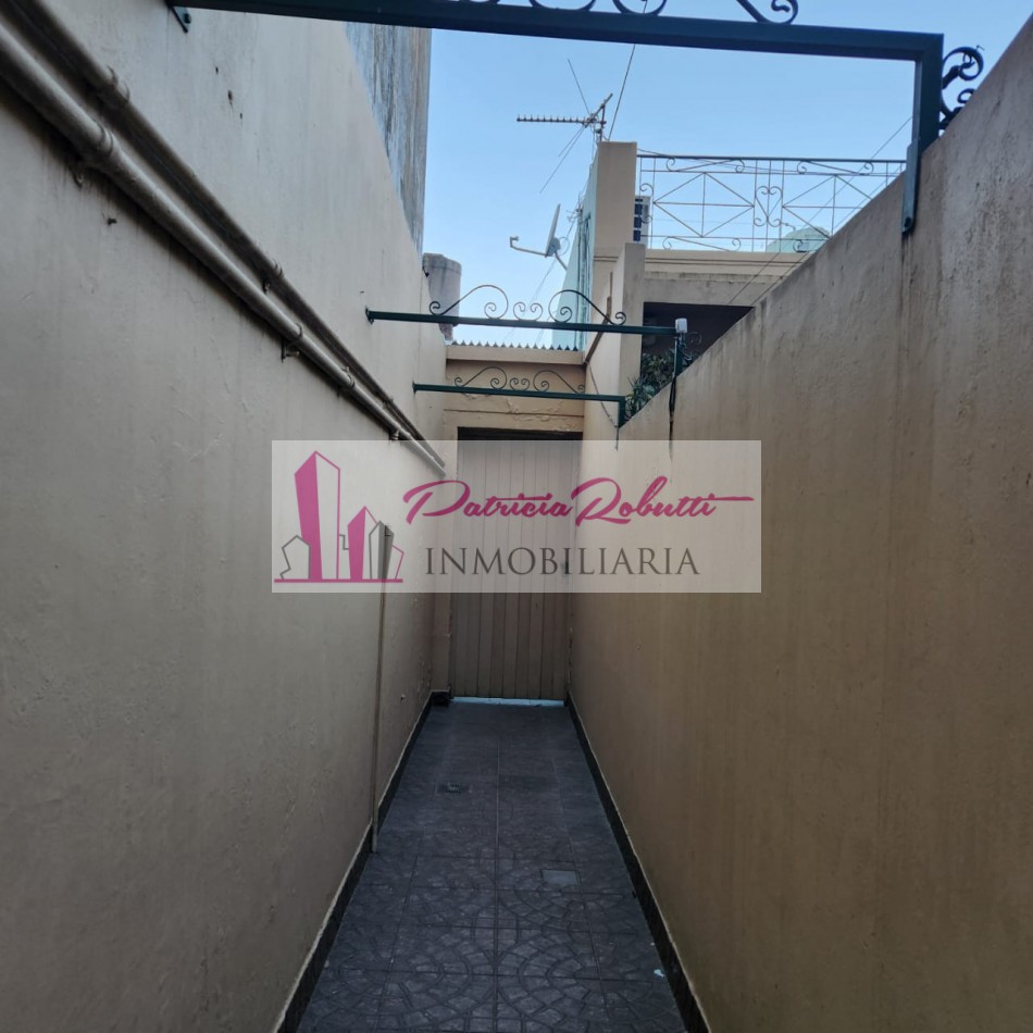 EN VENTA CASA 3 + 2 AMBIENTES EN VILLA LUGANO- LOTE 8.66 X 21.35- MULTIFAMILIAR 