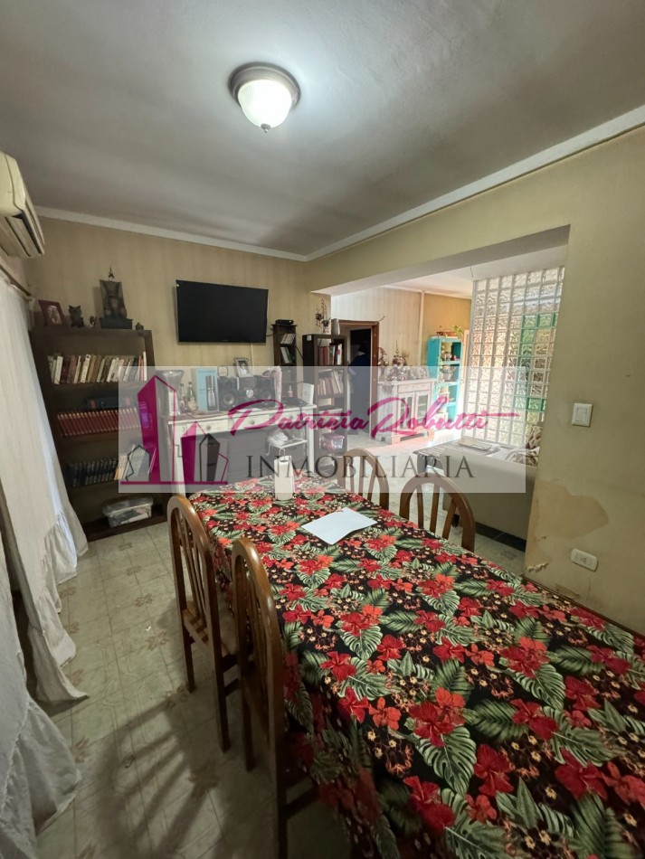 EN VENTA CASA MULTIFAMILIAR 6 AMBIENTES DISTRIBUIDA EN 2 CASAS VILLA INSUPERABLE.
