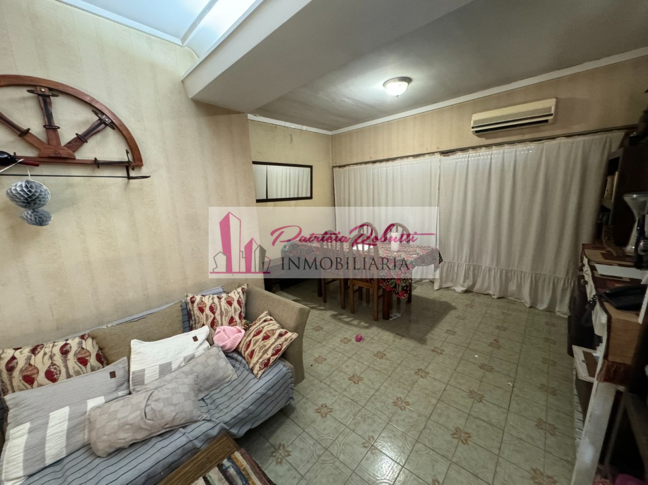 EN VENTA CASA MULTIFAMILIAR 6 AMBIENTES DISTRIBUIDA EN 2 CASAS VILLA INSUPERABLE.