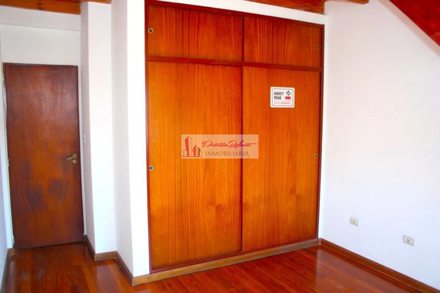 EN VENTA CASA TRIPLEX 4 AMBIENTES TAPIALES
